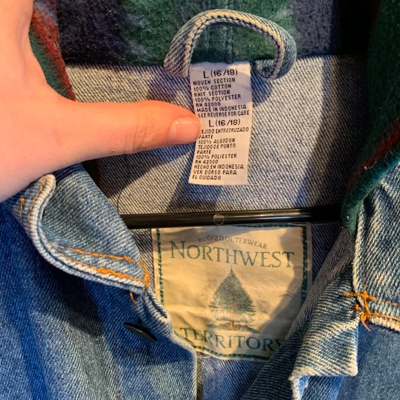 Jean jacket hoodie with fun fabric sleeves - Picture 3 of 3